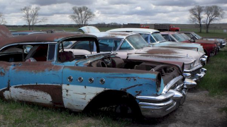Illustration for article titled Classic cars of a huge Nebraskan junkyard get a second chance at life